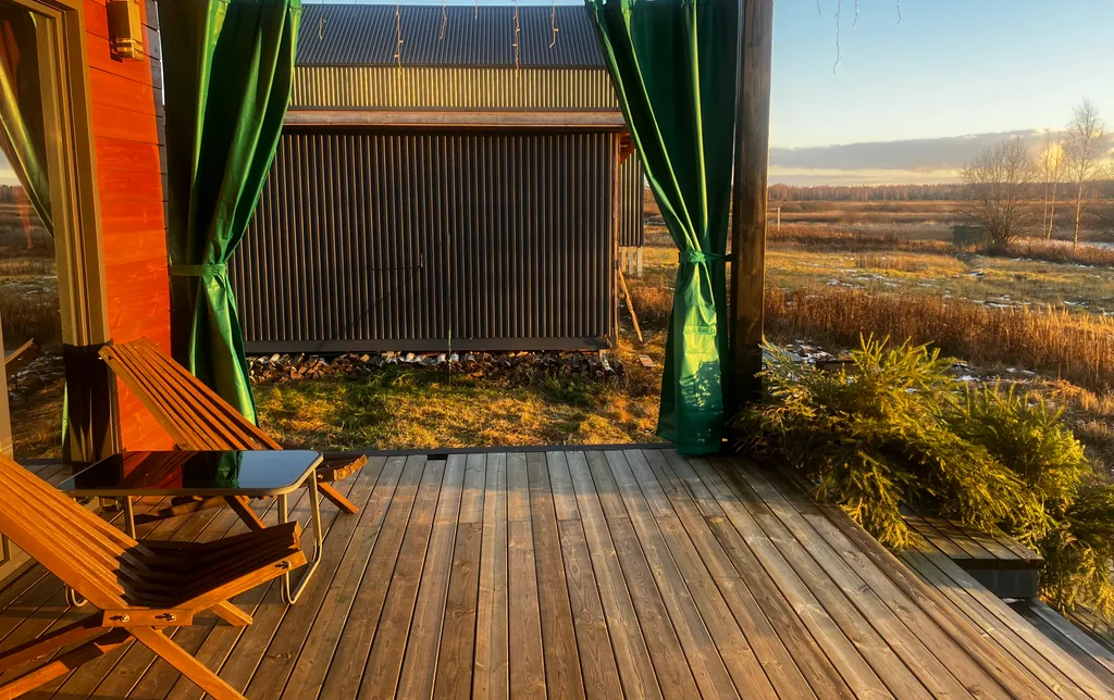 Новый дом с камином на берегу реки