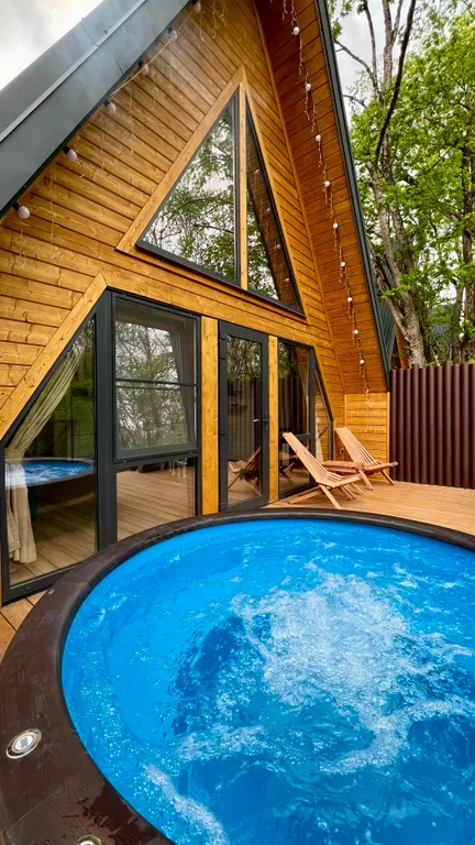 Афрейм с видом на лес рядом с горной рекой