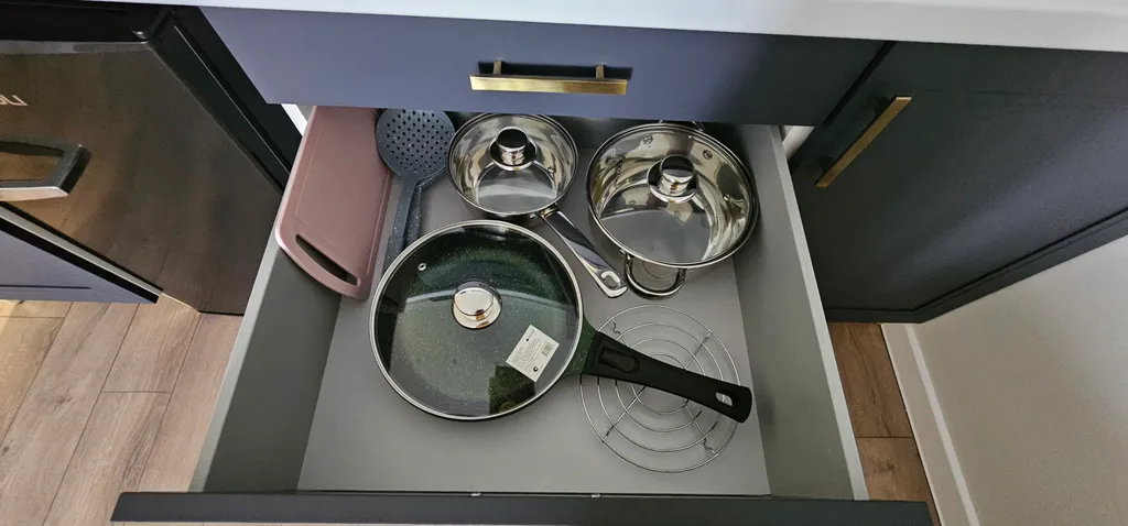 Современная студия с видом на лес