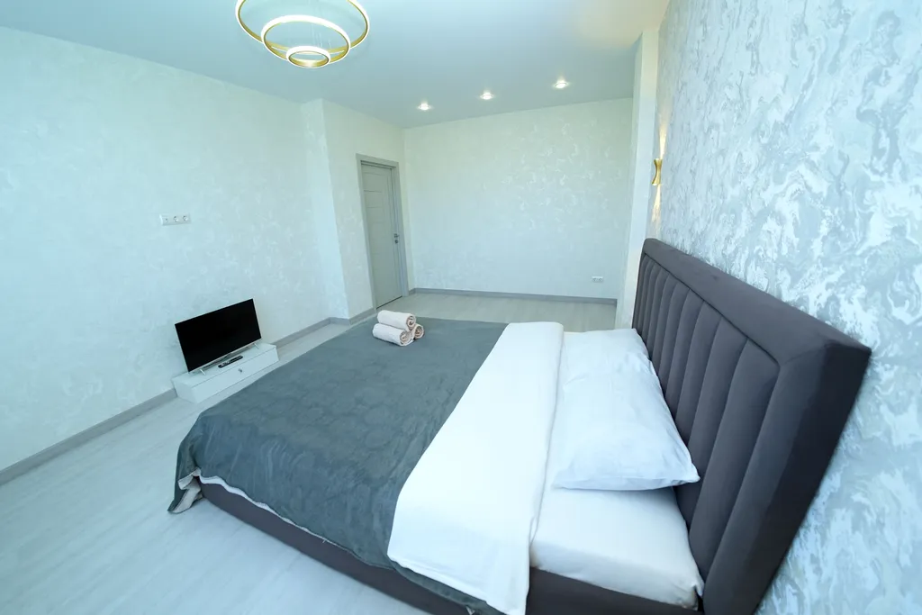 Комфортные апартаменты с видом на метромост и центр