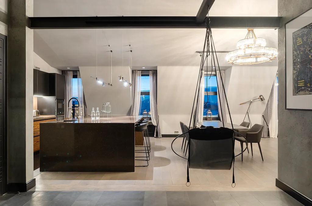 Потрясающая Mанcаpдa c тpемя бaлконaми и видом нa Фoнтанку