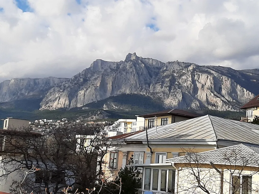 Уютная квартира в 200м от моря в большой Ялте с  видом на море и горы