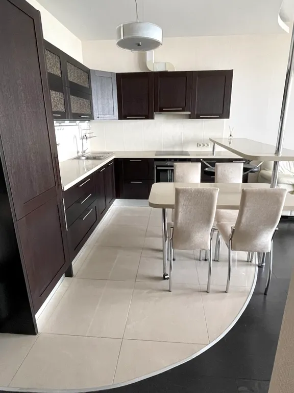 Апартамент с видом на море в жилом комплексе с бассейном