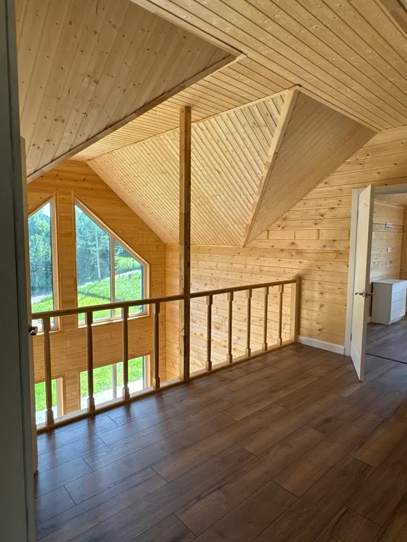 Видовой загородный дом с террасой и баней