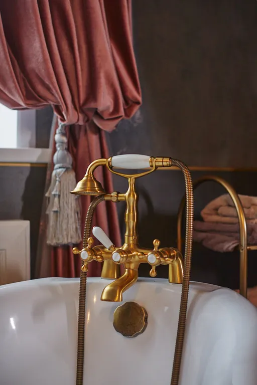 Уютный светлый дом в окружении природы