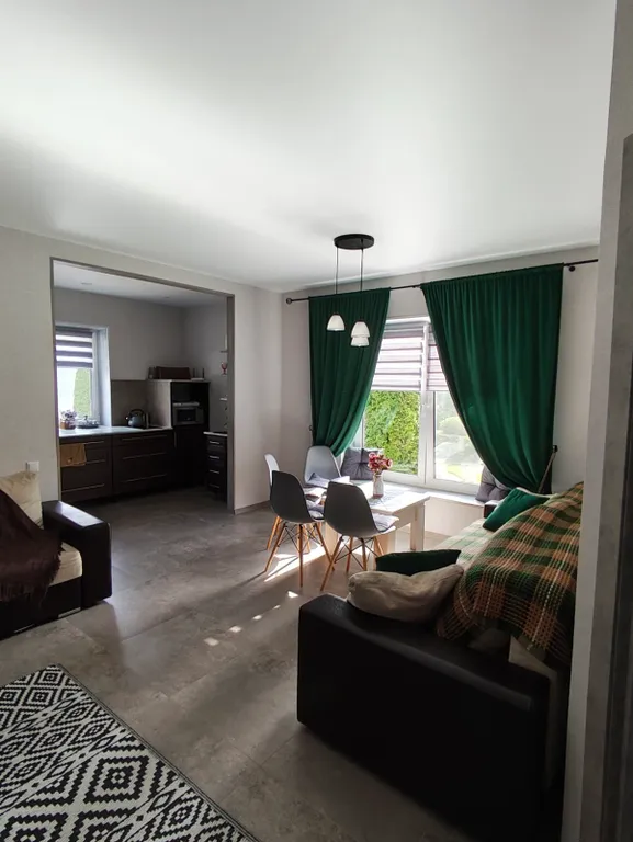 Уютный дом в черте города для комфортного отдыха в лесной местности