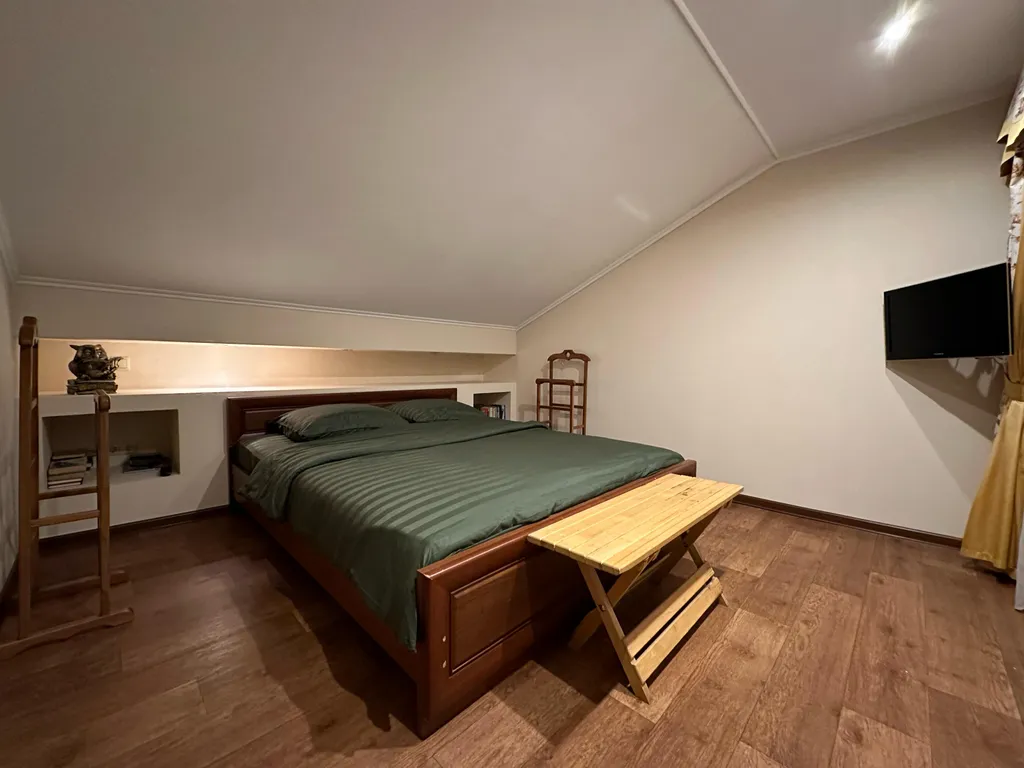 Дом на берегу реки с баней на дровах