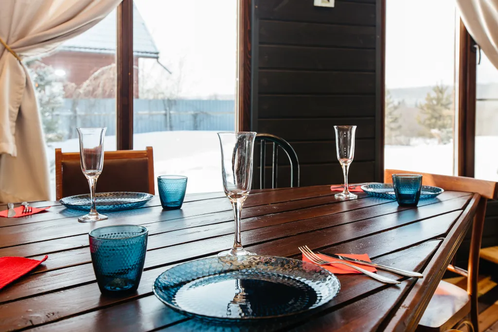 Дом с кораблем на берегу реки