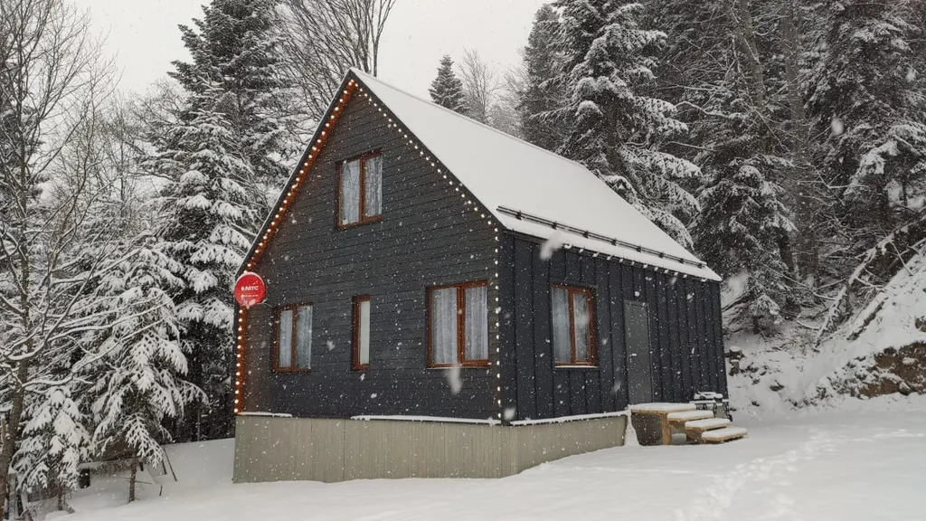 Уютный дом в лесу с видом на горы