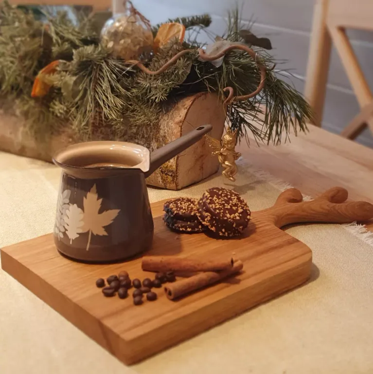 Красивые панорамные домики около леса