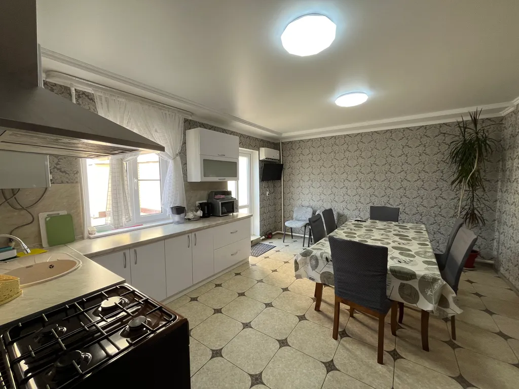 Двухэтажный дом с бассейном