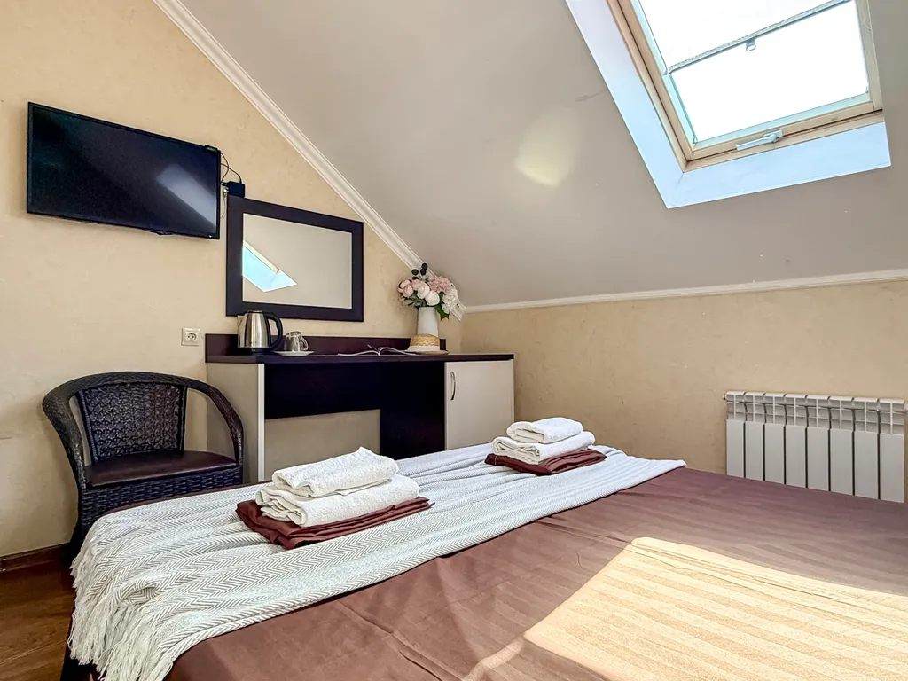 Квартира Трехместный мансардный номер в центре, в 7 минутах до моря, с парковкой — аренда посуточно в Кабардинка