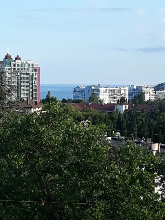 Комната в доме с балконом