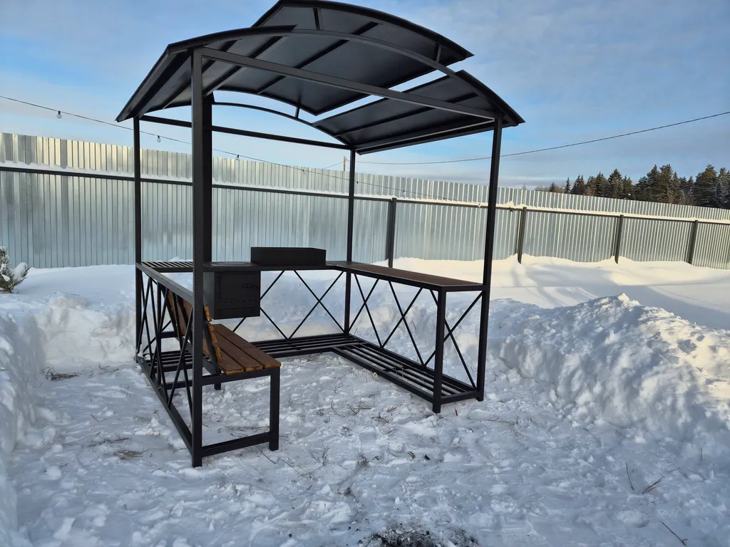 Дом на берегу леса