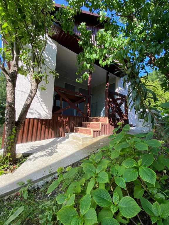 Уютный домик у сада