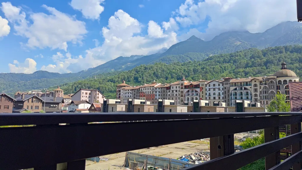 Новый апартамент с балконом и волшебной панорамой гор. Живите в сказке