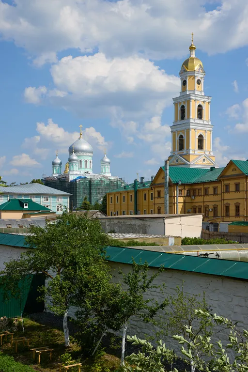 Дом с видом на монастырь