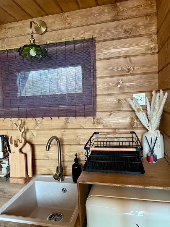 Дом-типи на берегу озера Валдайское