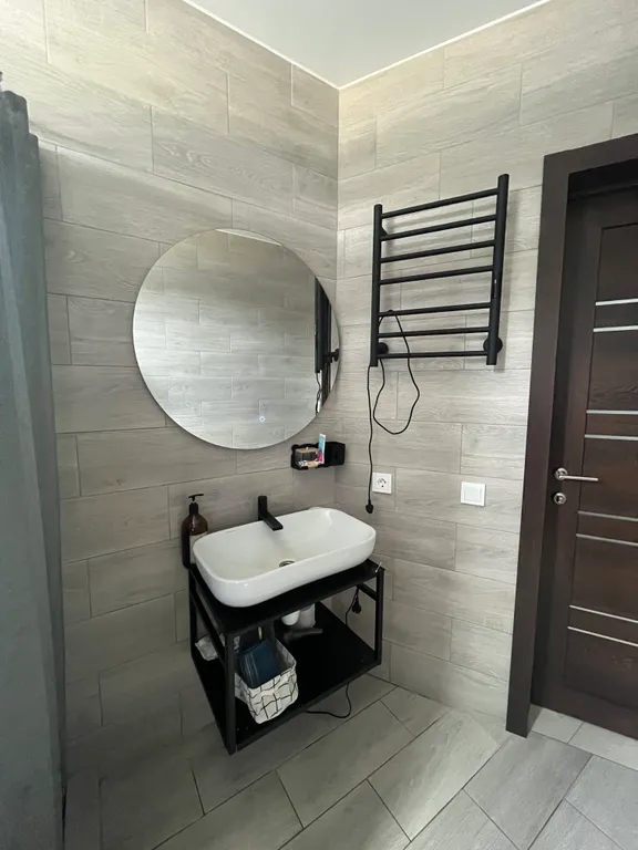 Дом с бассейном и сауной у пруда