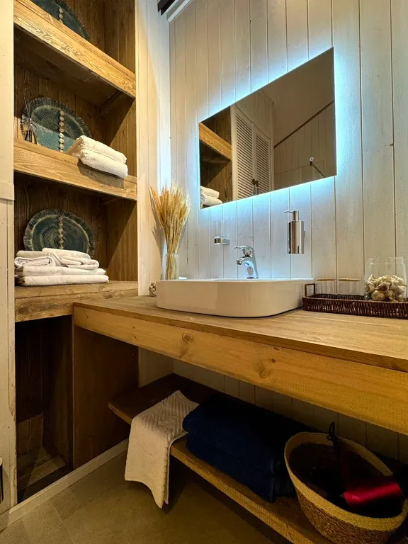 Дом в Абхазии у Черного моря (Му с цветами)