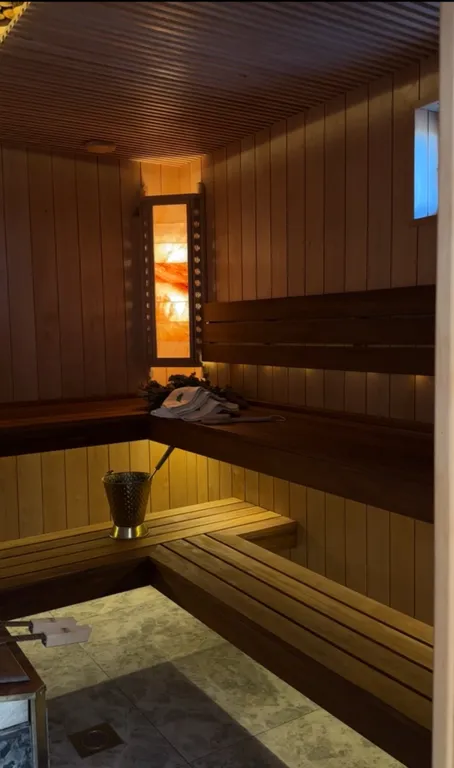 Дом-баня в красивом саду рядом с водоемом