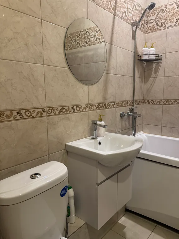 Классическая , стильная студия напротив Центрального Стадиона.