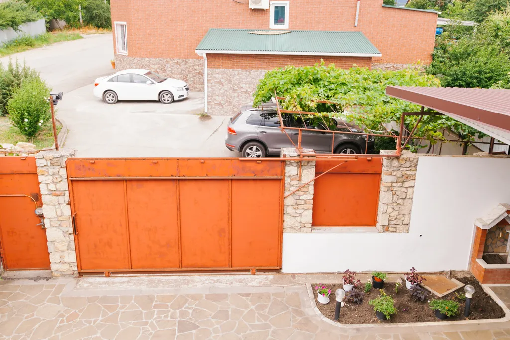 Уютный дом с камином и большим балконом