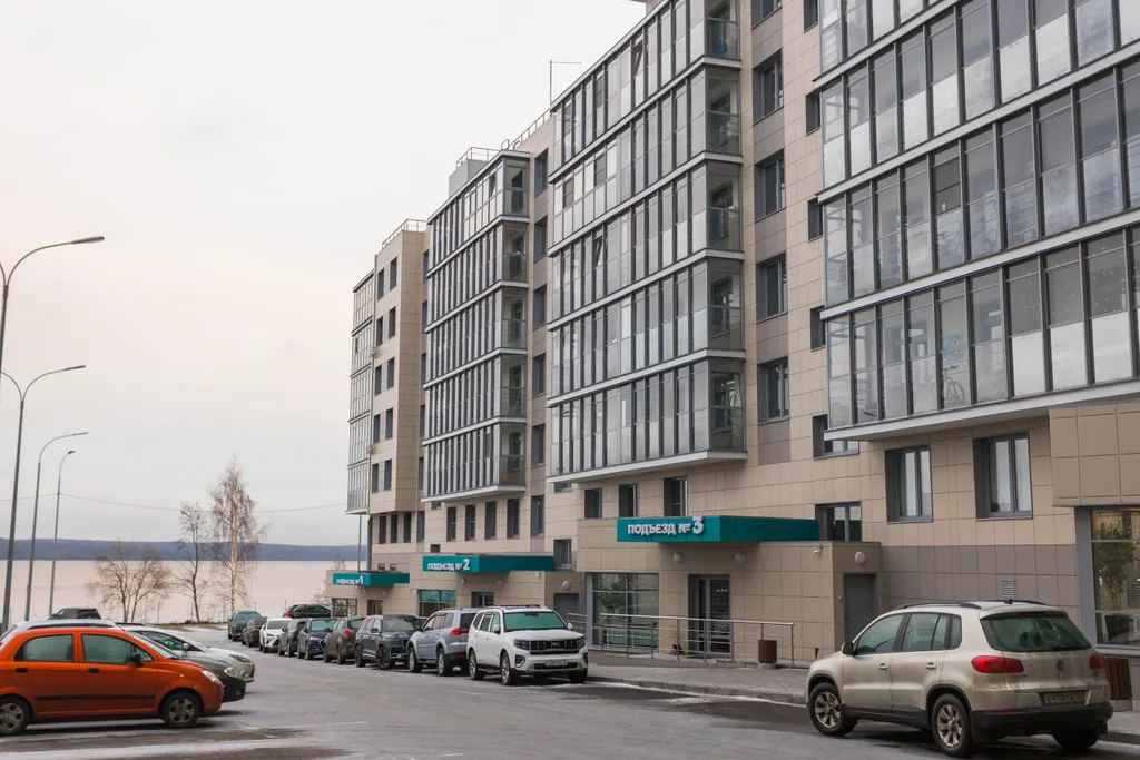 Современная трешка с видом на озеро и каминным залом