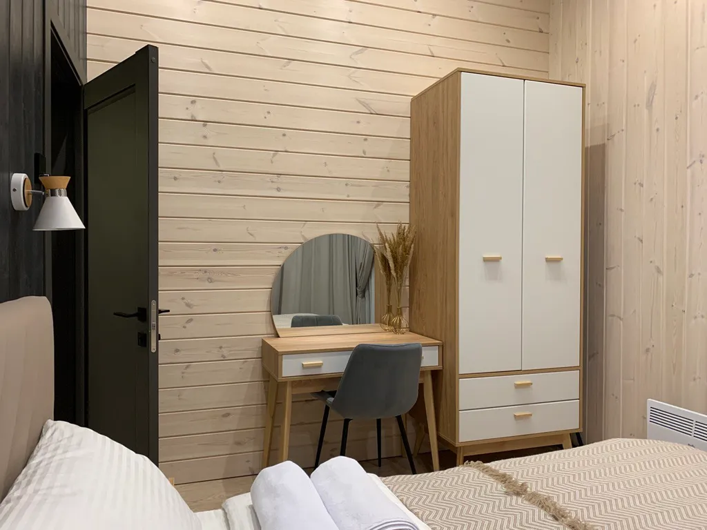 Дом под горой у реки