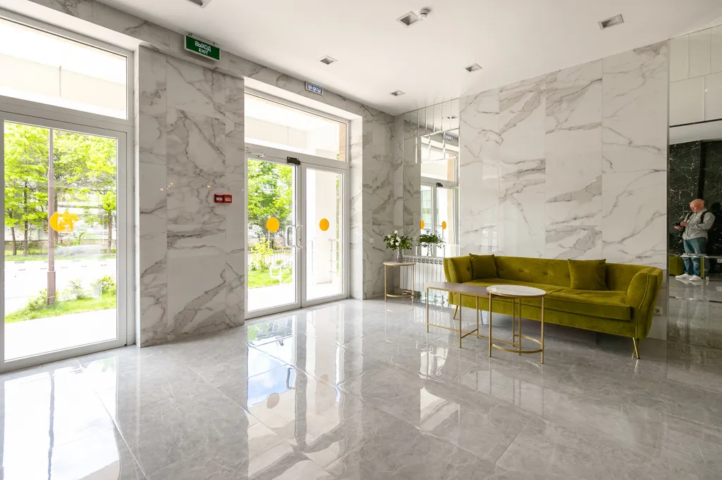 Большая современная студия у моря с видом на горы