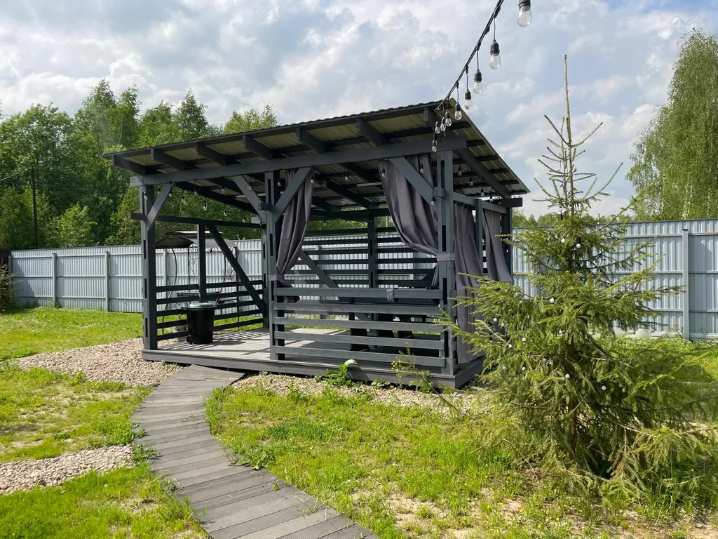 Домик в шалаше в деревне