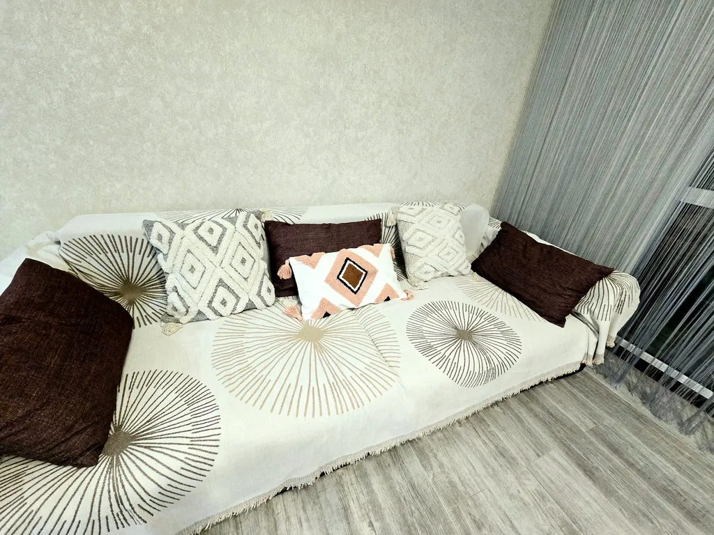 Шикарная квартира с огромным телевизором