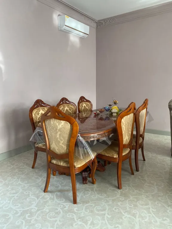 Большой и красивый дом на берегу моря