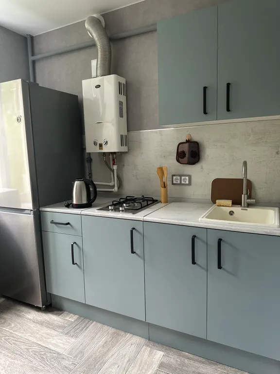 Квартира в тихом приморском районе, в тени деревьев