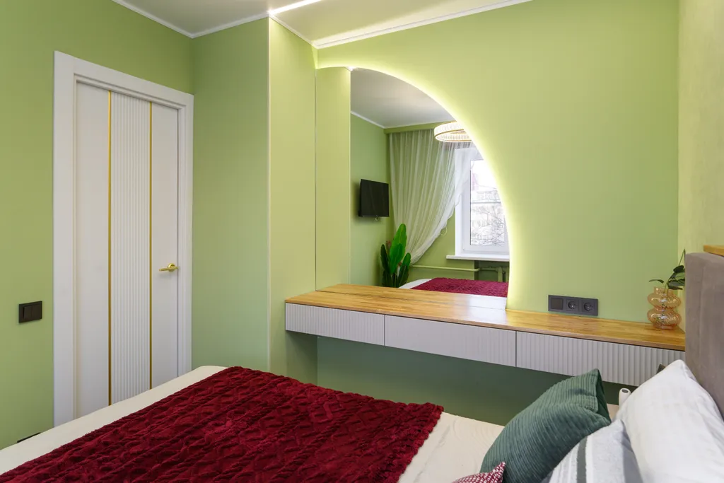 Bишневый aтлac — яркая квартира с биокамином