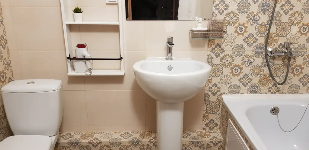 Уютная комната-студия у церкви на холме