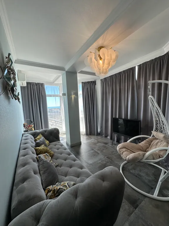 Дизайнерская большая квартира на берегу моря