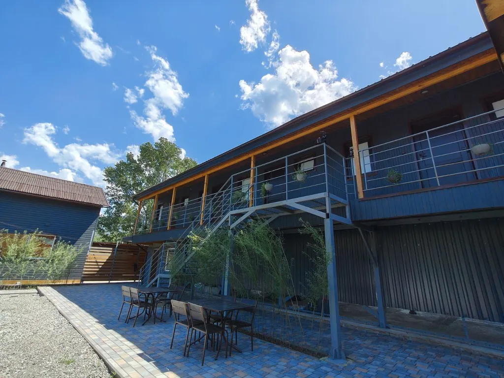 Современная студия на берегу реки