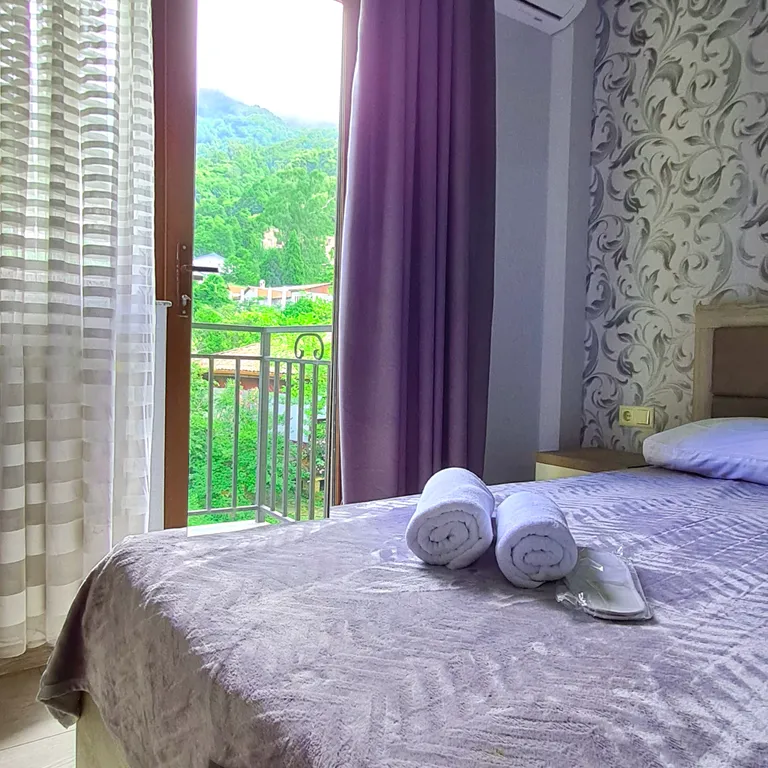 Студия у моря с балконом и видом на горы