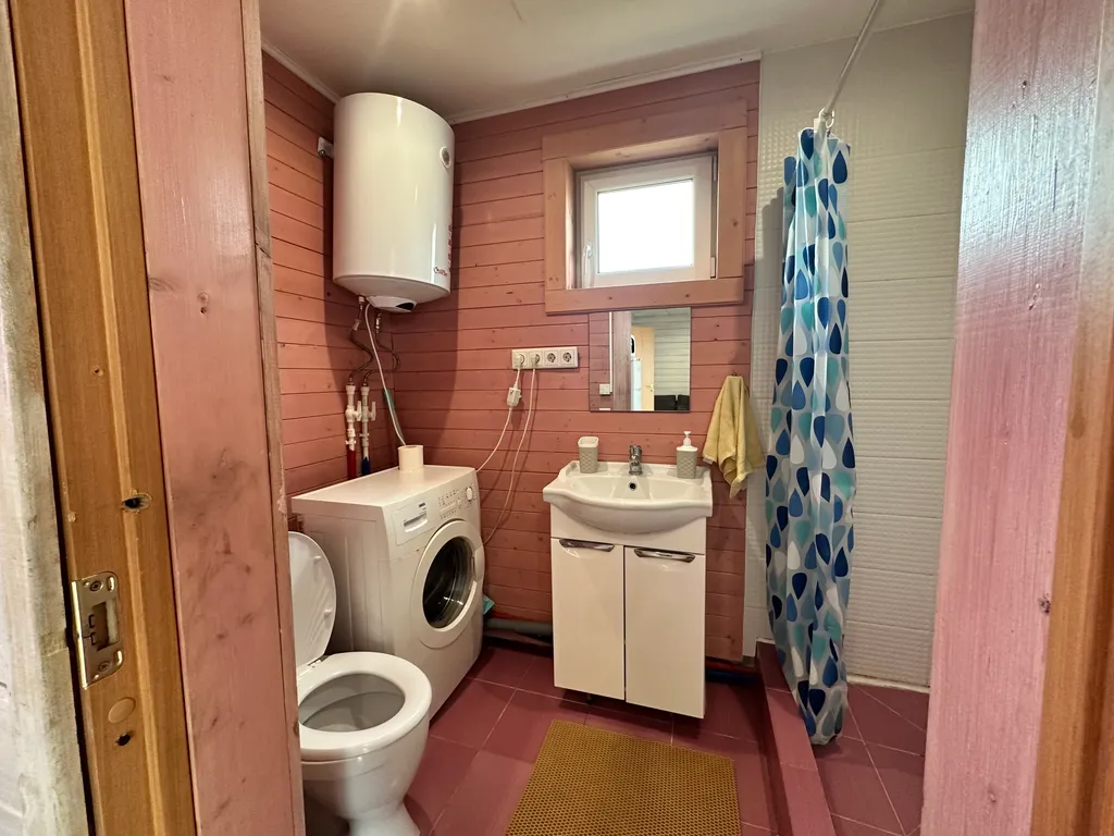 Уютный коттедж с панорамными окнами на берегу озера