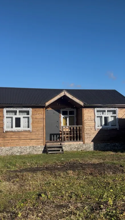 Дом в горах у реки