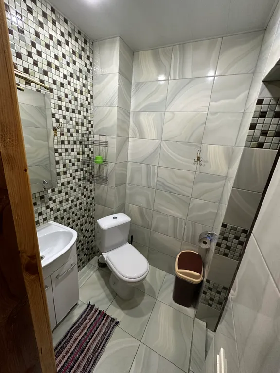 В большом доме 1/2 часть первого этажа