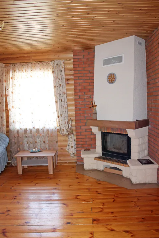 Двухэтажный дом за городом