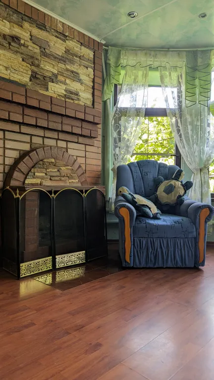 Большой уютный дом с камином и зоной для посиделок во дворе