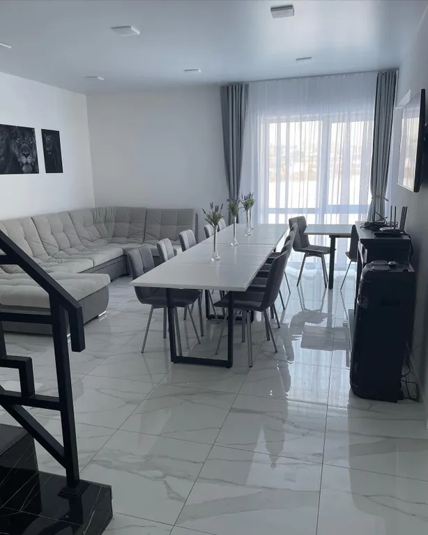 Коттедж с теплым бассейном и баней в 15 минутах от города