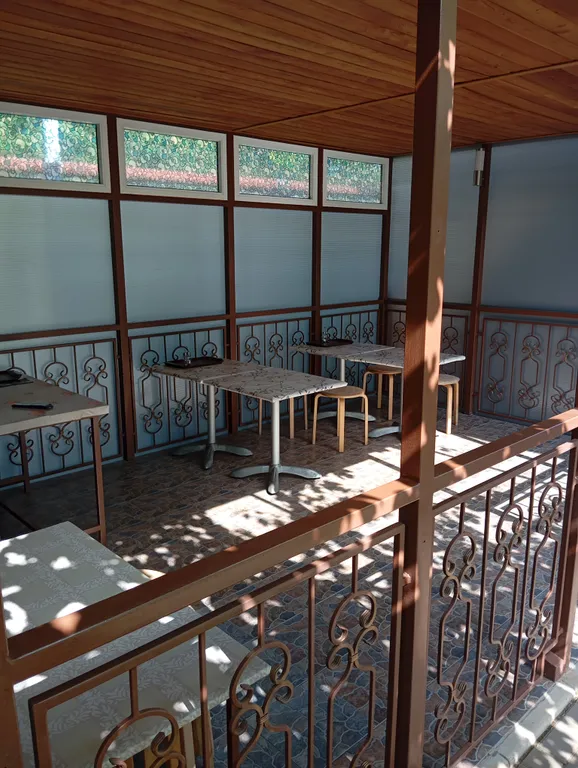 Небольшой трехместный номер с удобствами