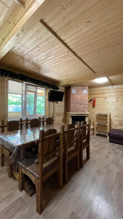 Уютный Дом в лесу с камином.