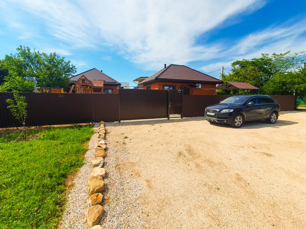 Отдельный дом с благоустроенным двором возле азовского моря