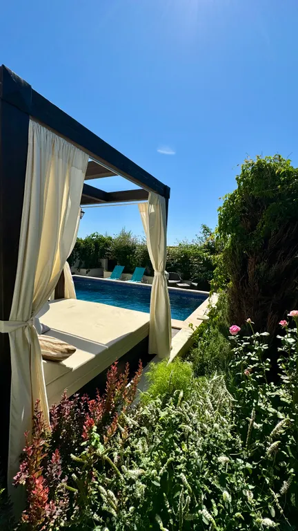 Дом с бассейном у моря