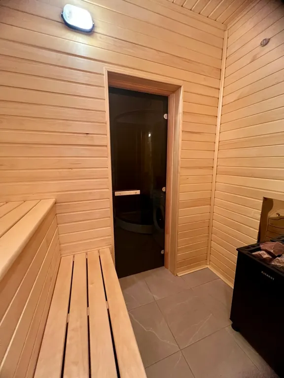 Коттедж недалеко от озера с двумя спальнями и сауной